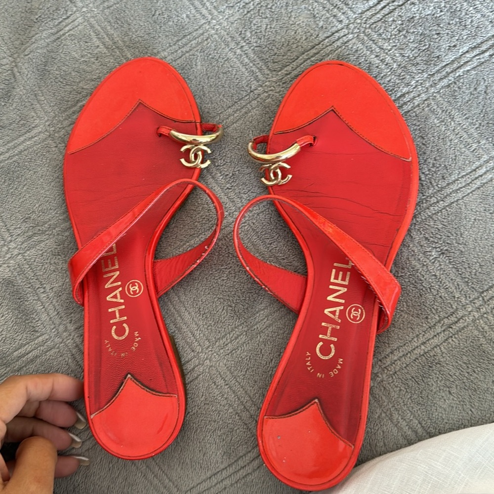 CHANEL 2008 Red Interlocking CC Logo Slides - Picture 5 of 7
